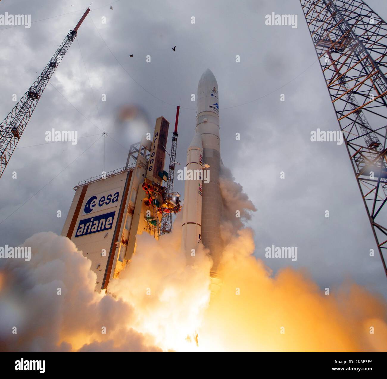 La fusée Ariane 5 d'Arianespace est lancée avec le télescope spatial James Webb de la NASA à bord, le 25 décembre 2021, à partir de la zone de lancement ELA-3 du Spaceport d'Europe au Centre spatial de la Guyane à Kourou, en Guyane française. Le télescope spatial James Webb (JWST ou Webb) est un grand télescope infrarouge doté d'un miroir primaire de 21,3 pieds (6,5 mètres). L'observatoire étudiera chaque phase de cosmique historyÑfrom dans notre système solaire aux galaxies observables les plus éloignées dans le premier univers une version optimisée d'une image par le photographe senior de la NASA Bill Ingalls; obligatoire crédit NASA / B.Ingalls Banque D'Images