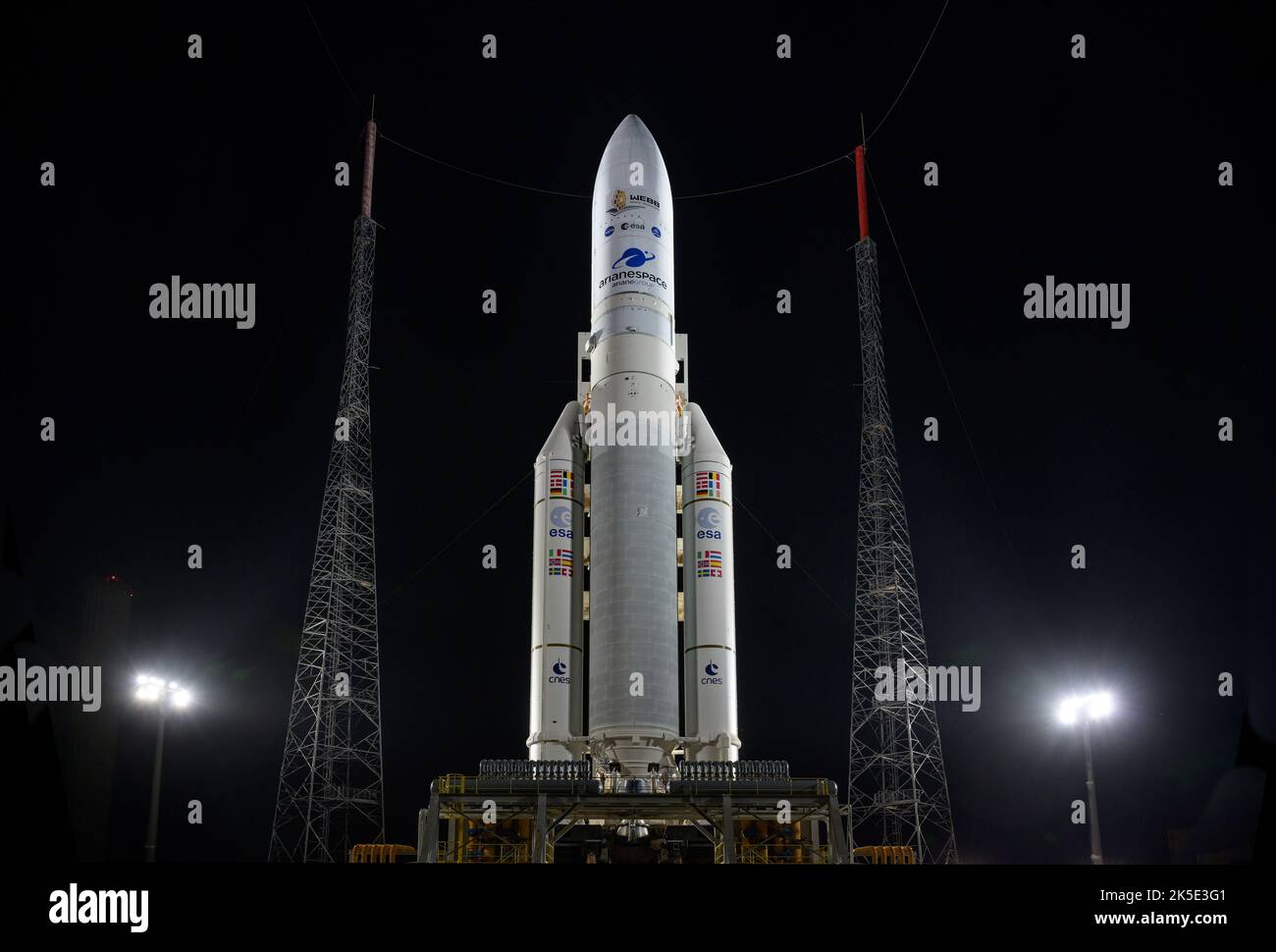 La fusée Ariane 5 d'Arianespace, avec le télescope spatial James Webb (JWST) de la NASA, est vue à bord du plateau de lancement, le 23 décembre 2021, au Spaceport d'Europe, le Centre spatial de la Guyane à Kourou, en Guyane française. Le JWST (parfois appelé Webb) est un grand télescope infrarouge avec un miroir primaire de 21,3 pieds (6,5 mètres). L'observatoire étudiera chaque phase du historyÑfrom cosmique dans notre système solaire aux galaxies observables les plus éloignées dans le début de l'univers. Une version unique, optimisée numériquement, d'une image de la NASA par Bill Ingalls, photographe senior de la NASA / Credit NASA. Banque D'Images