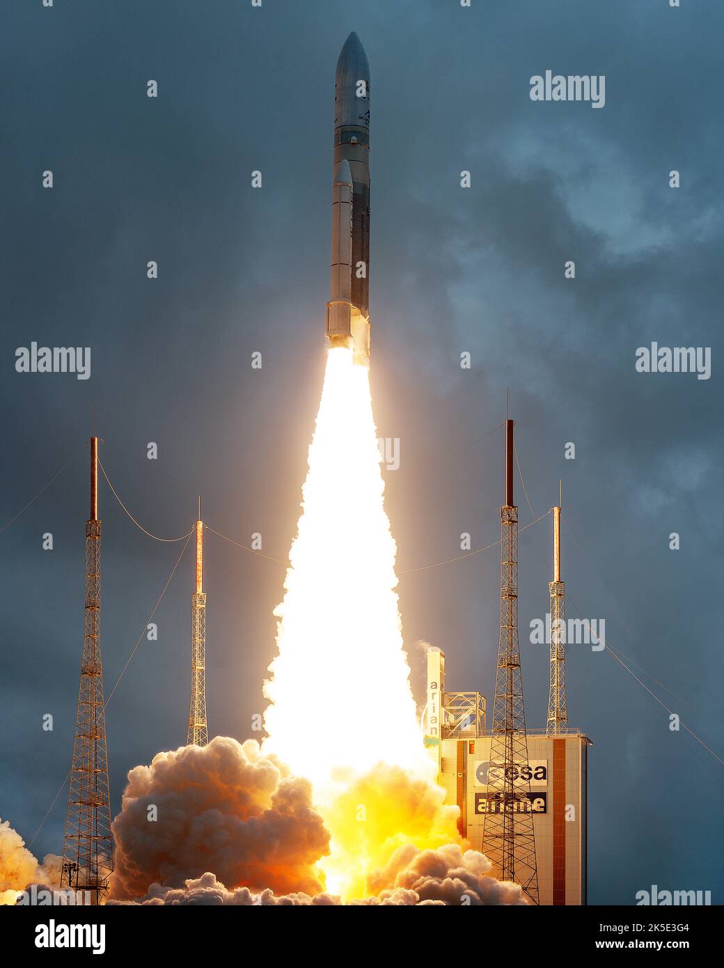 UNE fusée Ariane 5 est lancée avec le télescope spatial James Webb de la NASA à bord, le 25 décembre 2021, à partir de la zone de lancement ELA-3 du Spaceport d'Europe au Centre spatial de la Guyane à Kourou, en Guyane française. Le télescope spatial James Webb (parfois appelé JWST ou Webb) est un grand télescope infrarouge doté d'un miroir primaire de 21,3 pieds (6,5 mètres). L'observatoire étudiera chaque phase du historyÑfrom cosmique dans notre système solaire aux galaxies observables les plus éloignées dans le début de l'univers. Une version optimisée d'une image de la NASA par le photographe principal expérimenté Chris Gunn. Crédit: NASA/Chris Gunn. Banque D'Images