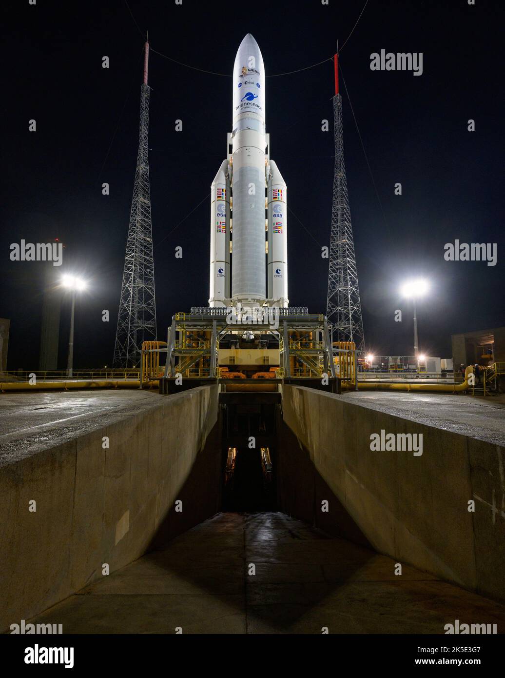 La fusée Ariane 5 d'Arianespace, avec le télescope spatial James Webb (JWST) de la NASA, est vue à bord du plateau de lancement, le 23 décembre 2021, au Spaceport d'Europe, le Centre spatial de la Guyane à Kourou, en Guyane française. Le JWST (parfois appelé Webb) est un grand télescope infrarouge avec un miroir primaire de 21,3 pieds (6,5 mètres). L'observatoire étudiera chaque phase du historyÑfrom cosmique dans notre système solaire aux galaxies observables les plus éloignées dans le début de l'univers. Une version unique, numériquement optimisée d'une image de la NASA par le photographe principal de la NASA Bill Ingalls / Credit NASA. Banque D'Images