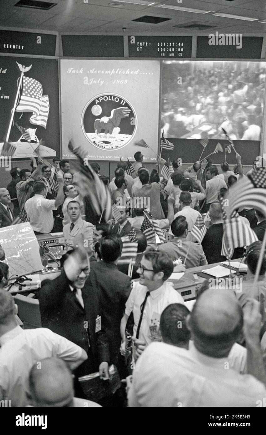 À 16 h 18 HAE le 20 juillet 1969, le module lunaire atterrit avec seulement 30 secondes de carburant restant. Neil Armstrong radios, Houston, tranquillité base ici. L'aigle a atterri. » Le contrôle de la mission éclate dans la célébration. Comme la tension se brise, Charlie Duke, alors assis à la console Capcom, dit à l'équipage, «Roger, tranquillité. Nous vous copions sur le terrain. Vous avez un tas de gars sur le point de tourner blueÑwe respire. Merci beaucoup. Une image optimisée de la NASA : Credit: NASA Banque D'Images