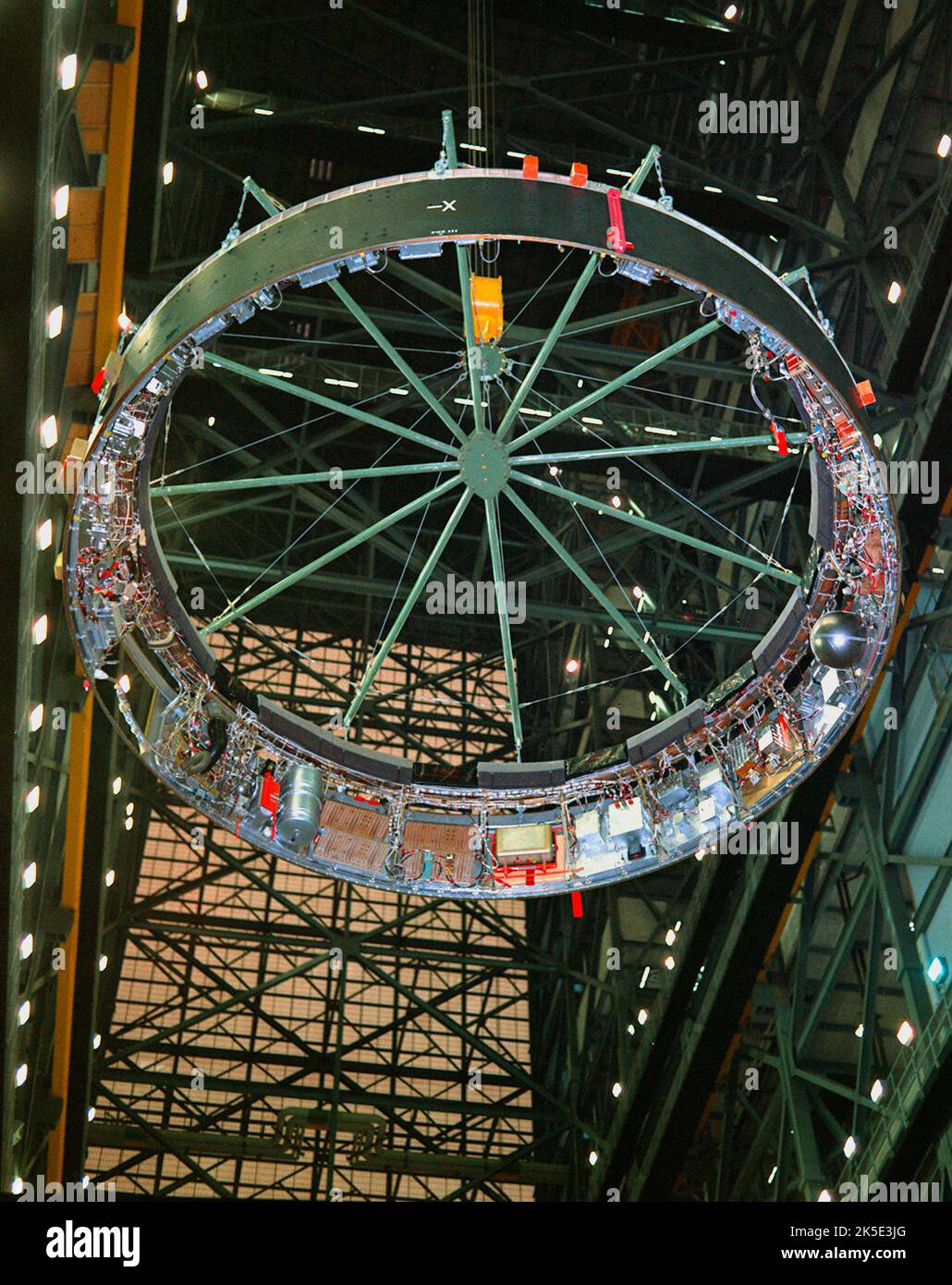 Les essais sur les instruments Saturn V débutent au Centre spatial Marshall, le 15 octobre 1965. Les techniciens ont commencé à tester l'article S-IU-200D/500D, essai dynamique de l'unité d'instruments Saturn V. Conçu par Marshall et construit par International Business machines, l'unité d'instruments a servi de « centre névralgique » pour le Saturn V, fournissant des conseils et des commandes, des commandes et des séquences des fonctions du véhicule, de la télémétrie et du contrôle environnemental. Ici, l'unité d'instruments pour la mission Apollo 4 est hissé pour l'accouplement à la S-IVB ou à la troisième étape. Une image optimisée de la NASA : Credit: NASA Banque D'Images