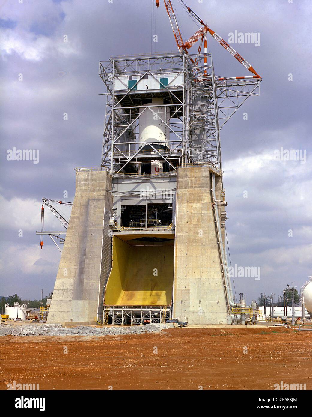 Le centre de vol spatial Marshall de la NASA a réussi à tirer à l'électricité statique S-IC-2, la première étape du deuxième véhicule de vol Saturn V. La scène a été propulsée par cinq moteurs F-1, chacun capable de produire 1,5 millions de livres de poussée. Le S-IC-2 a été l'un des deux premiers modèles de vol de la phase S-IC et a été utilisé pour la mission Apollo 6. Ici, le S-IC-T, une étape d'essai de tir statique, est installé et attend le premier tir des cinq moteurs F-1 sur le banc d'essai statique Marshall. 7 juin 1966 NASA image / crédit: NASA Banque D'Images