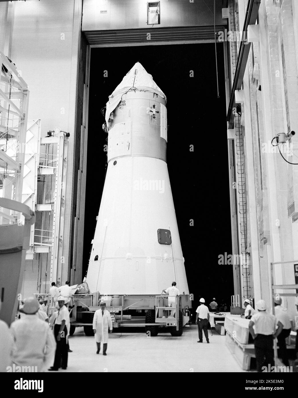 LES tests DE configuration I AS-500D se sont terminés par un test spécial pour vérifier le système de contrôle de vol. Le programme d'essai comprenait des essais de roulis, de tangage, de lacet et de déplacement longitudinal, terminés plus tôt en 1967. L'AS-500D était un article d'essai dynamique du véhicule spatial Saturn V. Ici, l'engin spatial Apollo quitte le bâtiment des opérations de l'engin spatial habité du Kennedy Space Center de la NASA pour se rendre au bâtiment d'assemblage de véhicules qui sera accouplé au véhicule de lancement Saturn. Le Saturn V a été conçu au centre de vol spatial Marshall de la NASA. NASA image / crédit: NASA Banque D'Images