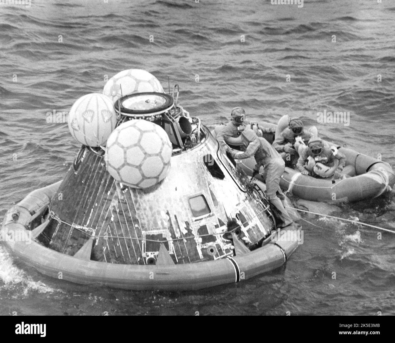 Le 24 juillet 1969, l'équipage de l'Apollo 11 est revenu sur Terre avec succès après sa mission de 8 jours à la surface lunaire. Les astronautes Neil Armstrong, Edwin 'Buzz' Aldrin et Michael Collins se sont éclatés dans l'océan Pacifique, à 13 kilomètres du navire de récupération USS Hornet. Porter des vêtements d'isolement biologique avant de quitter le vaisseau spatial, l'équipage est allé directement à l'installation de quarantaine mobile à bord du porte-avions, leur domicile pendant les 21 prochains jours. Avec le succès d'Apollo 11, l'objectif national d'atterrissage des hommes sur la Lune et de leur retour en toute sécurité a été atteint. NASA image / crédit: NASA Banque D'Images