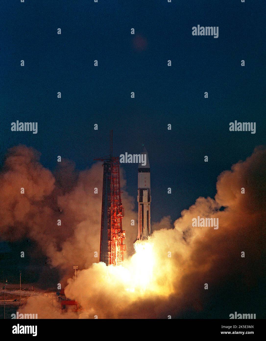 Image historique d'Apollo 5 lancé à partir du Centre spatial Kennedy de la NASA le 22 janvier 1968. Les principaux objectifs de la mission, y compris la vérification des systèmes de propulsion d'ascension et de descente du module lunaire Apollo et l'évaluation des performances des instruments de stade S-IVB, ont été atteints avec succès. Le S-IVB -- qui a servi de deuxième étape sur le véhicule de lancement d'Apollo 5, le Saturn IB -- a été géré par le Marshall Space Flight Centre de la NASA. Une image optimisée de la NASA / crédit: NASA Banque D'Images