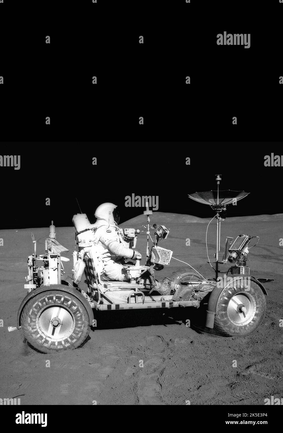 Mission Apollo 15 sur la surface lunaire. L'astronaute David R. Scott dans le véhicule itinérant lunaire (LRV) pour le voyage de retour au module lunaire, Falcon, avec des roches et du sol recueillis près du site d'atterrissage de Hadley-Apernine, le 1 août 1971. Apollo 15 a été la première mission à utiliser le LRV, une voiture électrique légère à batterie qui a permis aux astronautes d'améliorer leur mobilité. Dans l'ensemble, le LRV a parcouru 17,5 kilomètres, ramenant de superbes images TV en direct à l'image optimisée de la NASA d'EarthA (avec un espace vertical noir ajouté au-dessus de l'image carrée originale; suppression du réticule): Credit: NASA Banque D'Images