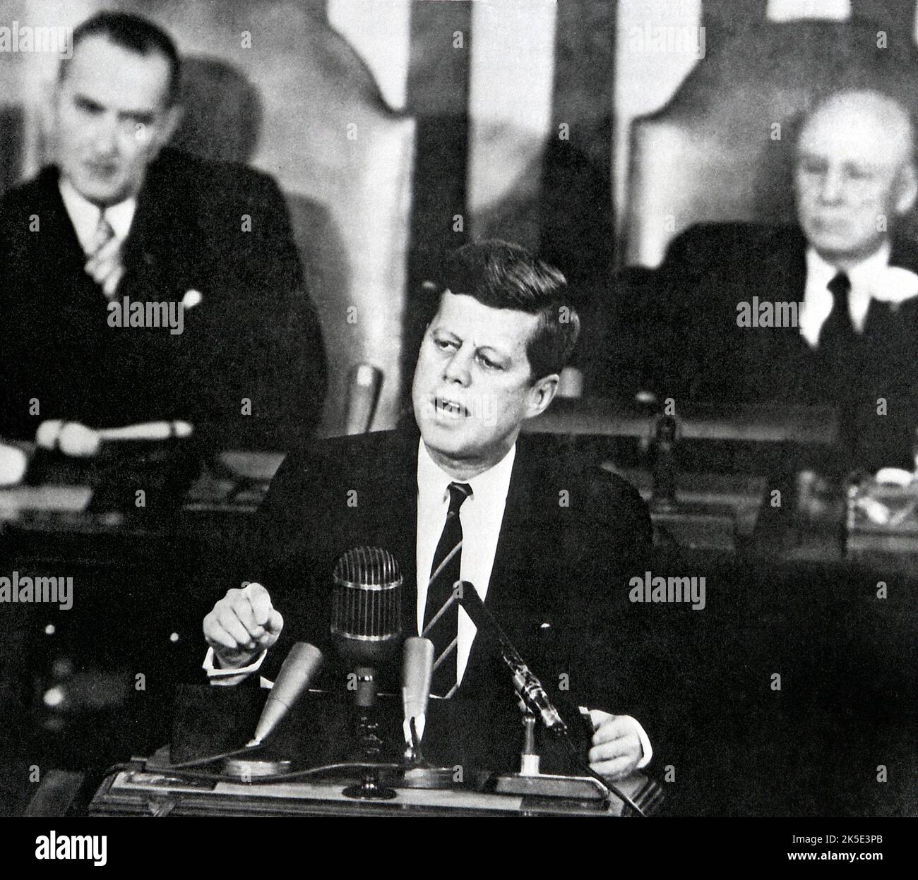 S'adressant au Congrès et à la Nation, le Président Kennedy a déclaré sur 25 mai 1961 : « Je crois que cette Nation doit s'engager à atteindre l'objectif, avant la fin de cette décennie, d'atterrissage d'un homme sur la Lune tne et du ramener en toute sécurité sur Terre », une image optimisée de la NASA : Credit: NASA Banque D'Images