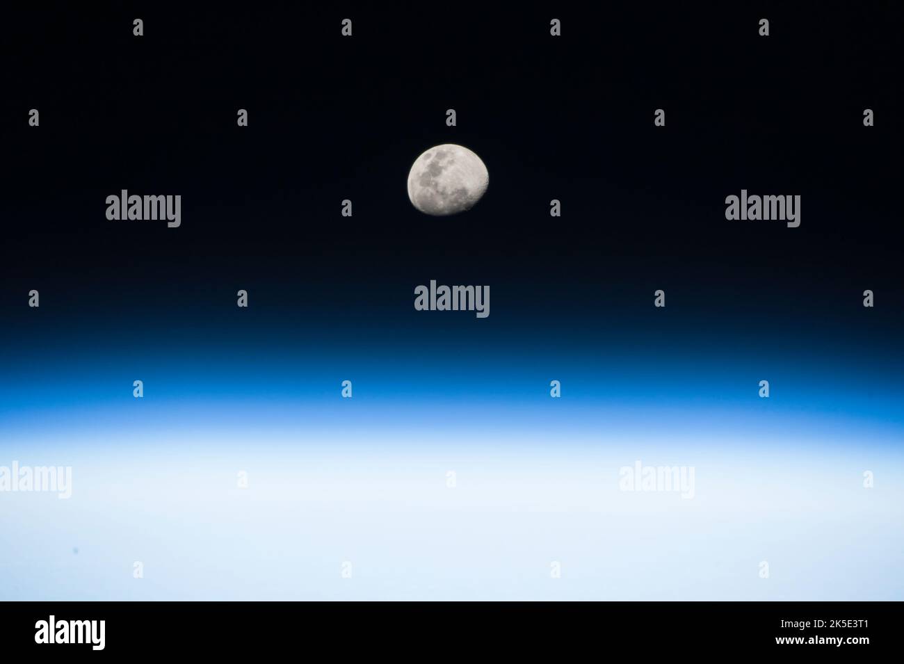 Lune se lève de la station spatiale. De son point de vue en orbite basse à bord de la Station spatiale internationale, l'astronaute de la NASA Randy Bresnik a pointé son appareil photo vers la Lune montante et a capturé cette belle image le 3 août 2017. Une version optimisée et numériquement améliorée d'une image de la NASA. Crédit: NASA/RBresnik Banque D'Images