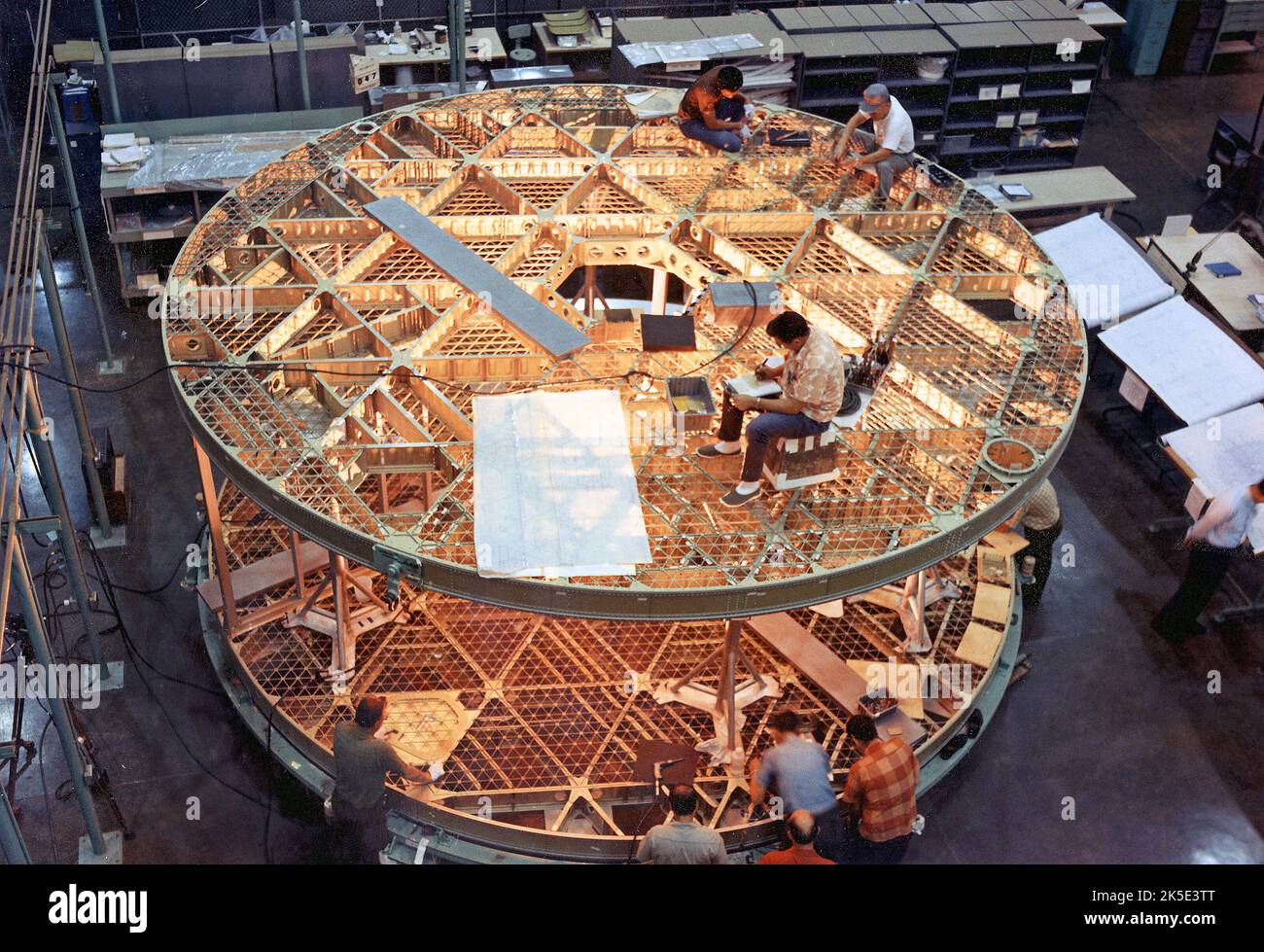 Une fusée devient un habitat spatial. En 1970s, transformer une fusée en habitat était un moyen abordable pour la NASA de construire une station spatiale avec du matériel existant. Le concept de Skylab qui utilisait le matériel de la fusée Saturn V a permis à la NASA de construire une station spatiale pendant une période financièrement limitée où les budgets des missions spatiales ont diminué à la fin des misons lunaires Apollo. Cette photo a été prise lors de l'assemblage des étages inférieur et supérieur de l'atelier orbital Skylab au Marshall Space Flight Centre de la NASA à Huntsville, Alabama, États-Unis. Crédit: NASA Banque D'Images