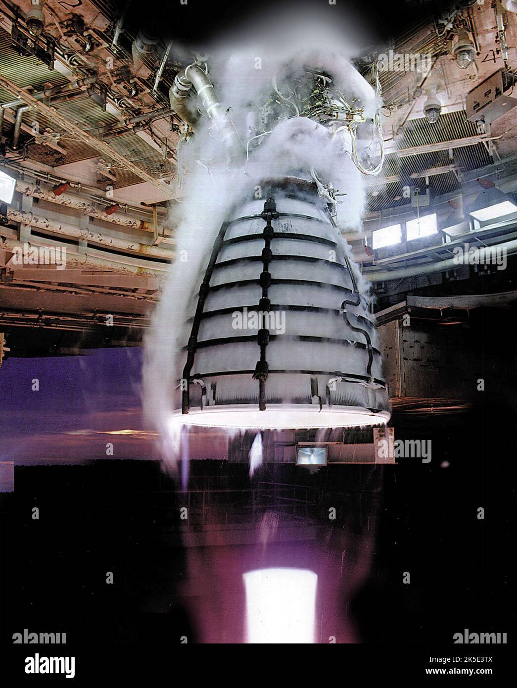 Test du moteur RS-25 pour le moteur à étage de base SLS (Space Launch System). Le moteur RS-25, qui a alimenté avec succès la navette spatiale, est en cours de modification pour la prochaine grande fusée américaine, le Space Launch System (SLS). Les essais d'incendie à chaud du moteur ont commencé au début de 2015. Version optimisée d'une image NASA originale. Crédit: NASA/Stennis Banque D'Images