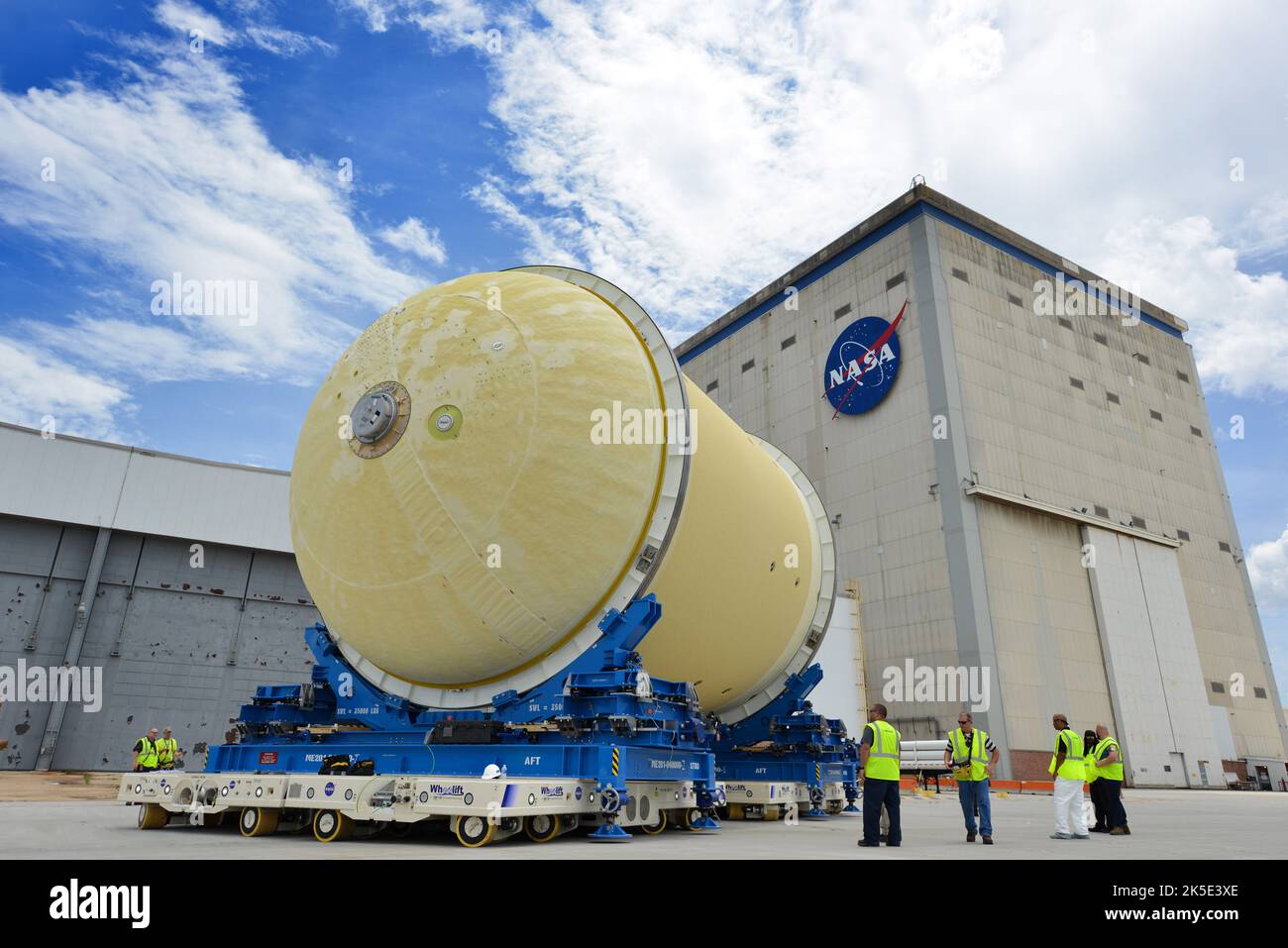 Les chars de fusée subissent des températures extrêmes provenant de propulseurs froids et de frictions créées par la fusée spatiale profonde de la NASA, le système de lancement spatial, qui s'étend dans l'atmosphère terrestre jusqu'à l'espace. Un système robotique innovant a pulvérisé de la mousse de protection thermique sur le réservoir, illustré ici, qui tiendra le propulseur cryogénique à l'oxygène liquide pour exploration Mission-1 (EM-1), le premier vol intégré de SLS et de l'engin spatial Orion. Crédit image: NASA/JGuidry Banque D'Images