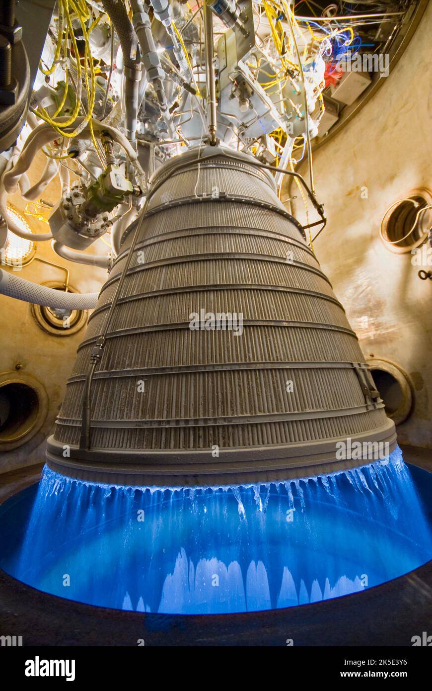 Le rugissement d'une fusée qui quitte le plateau de lancement est une vue familière. La fusée SLS (Space Launch System) de la NASA s'appuiera sur un moteur haut de gamme éprouvé, le RL10, pour sa première mission avec l'engin spatial Orion de l'agence à la fin de 2018. La fusée SLS Block 1 utilisera un moteur RL10B-2, le même moteur que celui actuellement utilisé par la fusée Delta IV, dans le cadre de l'étape de propulsion cryogénique provisoire (IPCH). Crédit: NASA Banque D'Images