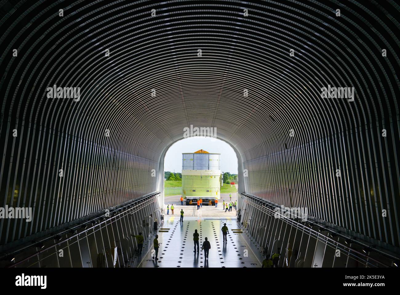 Un article de test de qualification structurelle du système de lancement spatial (SLS) pour la nouvelle fusée de la NASA, la SLS, est chargé sur la barge Pegasus à l'installation d'assemblage Michoud de l'agence à la Nouvelle-Orléans. L'article de test ici fait son chemin de Michoud au Marshall Space Flight Centre de la NASA en Alabama, pour les essais de charges structurelles. L'article de test de la section du moteur est le premier des quatre articles de test de l'étage de base fabriqués à Michoud et est conçu selon les mêmes spécifications que la section du moteur qui volera sur la première mission SLS avec l'engin spatial Orion. 27 avril 2017. Crédit: NASA Banque D'Images