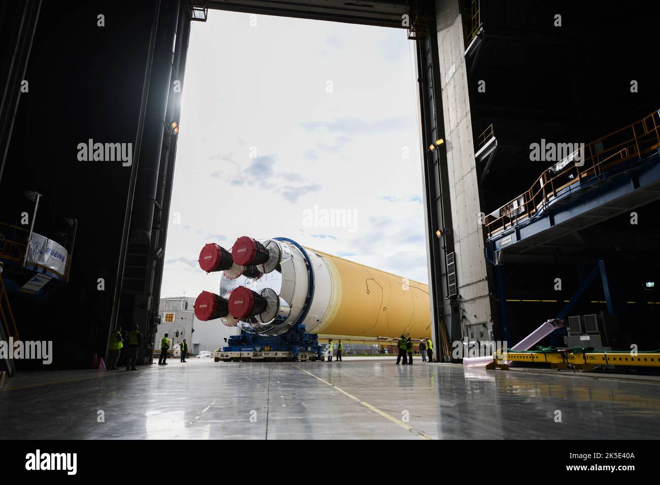 L'étape principale du système de lancement spatial massif (SLS) se déplace vers le bâtiment 110 de l'installation d'assemblage de Michoud en Louisiane, où sera readié pour la barge Pegasus et son voyage au centre spatial de la NASA Stennis au Mississippi. La nouvelle fusée puissante de la NASA, la SLS, enverra des astronautes à un quart de million de kilomètres de la Terre vers la lune via le programme d'exploration lunaire Artemis de l'agence image Credit: NASA/JGuidry Banque D'Images