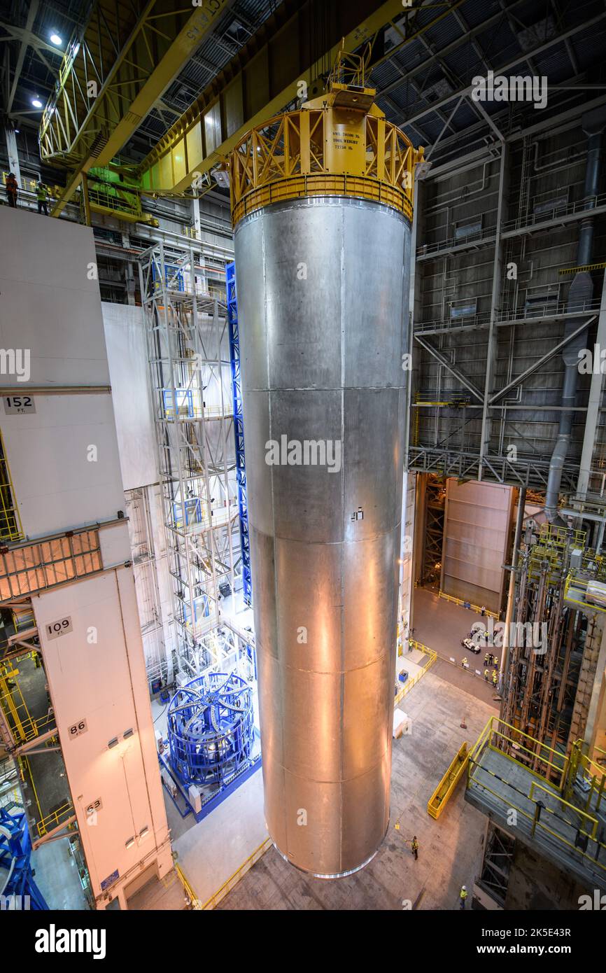 Article d'essai de qualification pour le réservoir d'hydrogène liquide de la nouvelle fusée de la NASA, le système de lancement spatial (SLS) est retiré du centre d'assemblage vertical après le soudage final à l'installation d'assemblage de Michoud à la Nouvelle-Orléans. Le réservoir réplique étroitement le matériel de vol et a été construit selon des procédures de traitement identiques. Les SLS auront les plus grands réservoirs de carburant cryogénique jamais utilisés sur une fusée. Une fois terminé, le SLS aura la puissance et la capacité de charge utile nécessaires pour transporter l'équipage et le fret lors de missions d'exploration dans l'espace profond, y compris Mars.une version optimisée d'une image originale de la NASA. Crédit: NASA/EBordelon Banque D'Images