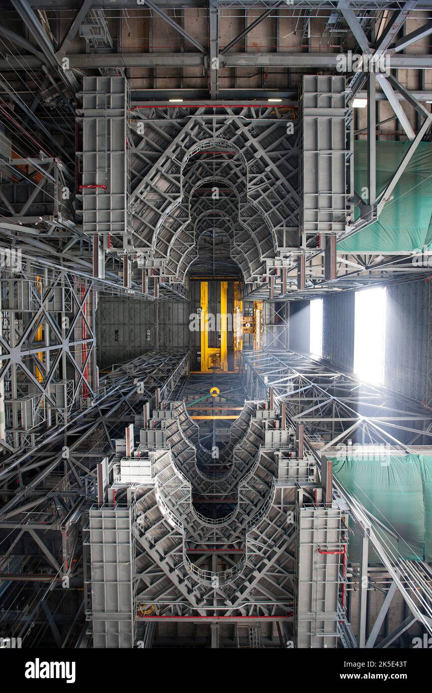 Vue de l'intérieur du bâtiment d'assemblage de véhicules (VAB) de la NASA. Plate-forme G Nord en cours de levage et d'installation dans le VAB au Kennedy Space Center, Floride, États-Unis, montrant quatre nouvelles plates-formes de travail récemment installées sur les côtés nord et sud de High Bay 3. Les plates-formes permettront d'accéder à la fusée du système de lancement spatial et à l'engin spatial Orion pour la mission d'exploration 1. La NASA est en train de remonter le VAB en préparation des missions sur Mars. Une version optimisée d'une image d'origine de la NASA. Crédit: NASA/ KShiflett Banque D'Images