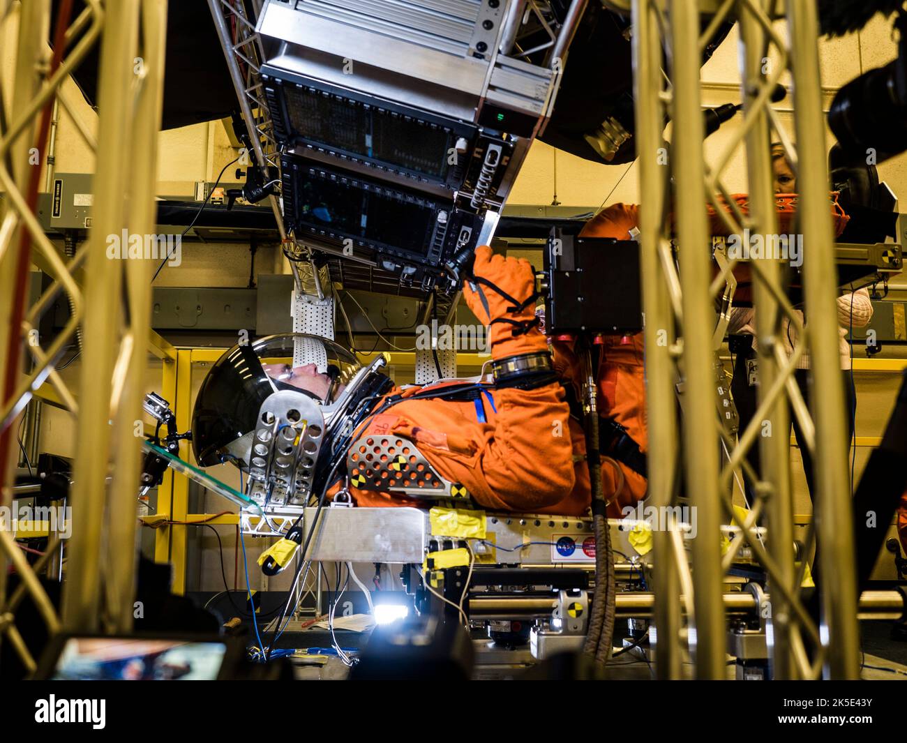 Dans un laboratoire du Johnson Space Center de la NASA à Houston, les ingénieurs ont simulé des conditions que les astronautes en costumes d'espace pourraient rencontrer lorsque l'engin spatial Orion vibre lors du lancement au sommet de la puissante fusée Space Launch System de l'agence sur son chemin vers des destinations spatiales profondes. Une série de tests réalisés ce mois-ci chez Johnson aidera les ingénieurs des facteurs humains à évaluer la manière dont l'équipage peut interagir avec les écrans et les commandes qu'il utilisera pour surveiller les systèmes d'Orion et faire fonctionner l'engin spatial si nécessaire. Image: 2017 une version optimisée d'une image originale de la NASA. Crédit: NASA/RSinyak Banque D'Images
