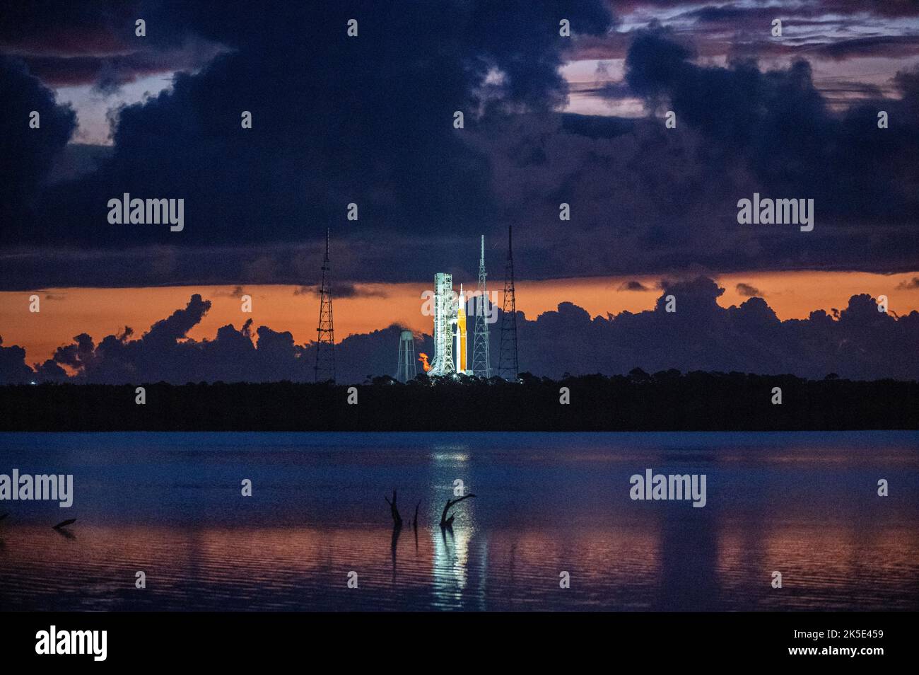 La fusée SLS (Space Launch System) de la NASA à bord de l'engin spatial Orion est vue au-dessus du lanceur mobile à Launch Pad 39B, le 29 août 2022, Au fur et à mesure que les équipes de lancement d'Artemis I chargent plus de 700 000 gallons de propulseurs cryogéniques, y compris de l'hydrogène liquide et de l'oxygène liquide, au fur et à mesure que le compte à rebours du lancement progresse au Kennedy Space Center de la NASA. L'essai en vol Artemis I de la NASA est le premier essai intégré des systèmes d'exploration spatiale profonde de l'agence : l'engin spatial Orion, la fusée SLS et les systèmes de soutien au sol. Le lancement a été reporté.version optimisée d'une image originale de la NASA. Crédit: NASA/KBarber Banque D'Images