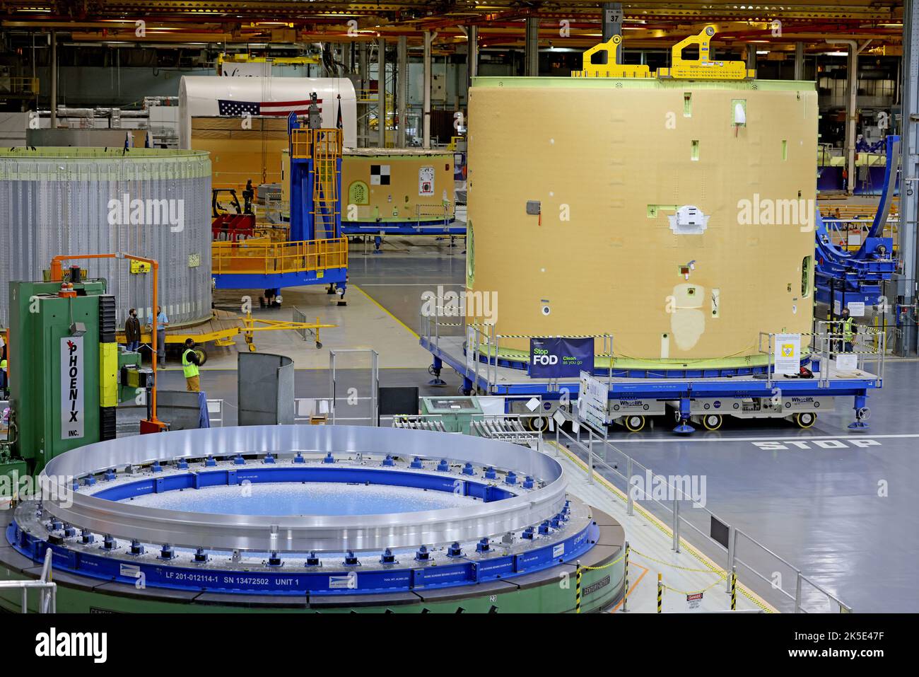 L'équipe de la NASA déplace des parties de la fusée SLS (Space Launch System) pour commencer l'assemblage de la partie supérieure du noyau de la fusée pour la mission Artemis II Moon. Sur 19 mars 2021, l'interréservoir a été déplacé dans la zone d'assemblage verticale de l'installation d'assemblage Michoud de la NASA à la Nouvelle-Orléans, où le noyau a été fabriqué. Le matériel de vol intertank fait partie de la partie supérieure de la phase centrale qui aidera à alimenter Artemis II, le deuxième vol de la fusée spatiale profonde et la première mission lunaire à bord d'un avion de la NASA, le programme Artemis, une version optimisée d'une image originale de la NASA. Crédit: NASA Banque D'Images