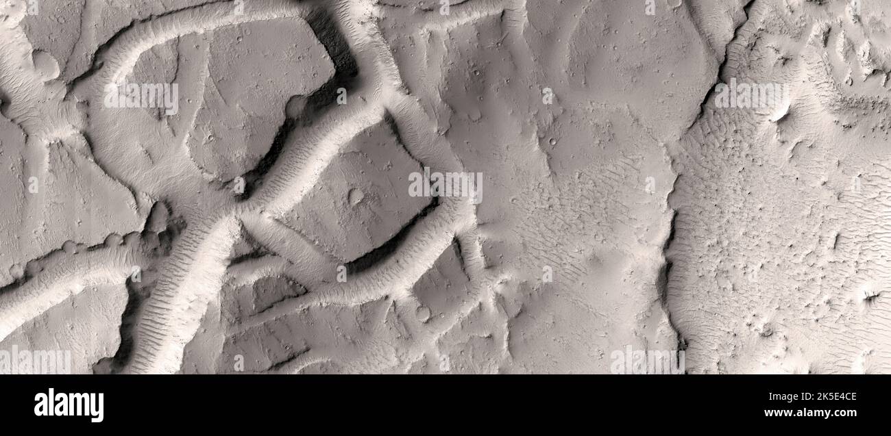 Paysage martien. Cette image de HiRISE montre des formes terrestres à la surface de Mars.A Crater fracturé par le sol à Elysium Planitia. Les scientifiques pensent que cette fracturation pourrait être liée à la lave envahissante, car elle ressemble à un terrain à facettes inclinées ailleurs sur Mars. Avec une autre observation pour aider à créer un anaglyphe, nous pouvons examiner le terrain extérieur et voir comment les élévations se comparent. L'image montre un terrain de moins de 5 km (3 mi). Une version optimisée unique des images de la NASA. Crédit: NASA/JPL/UArizona Banque D'Images