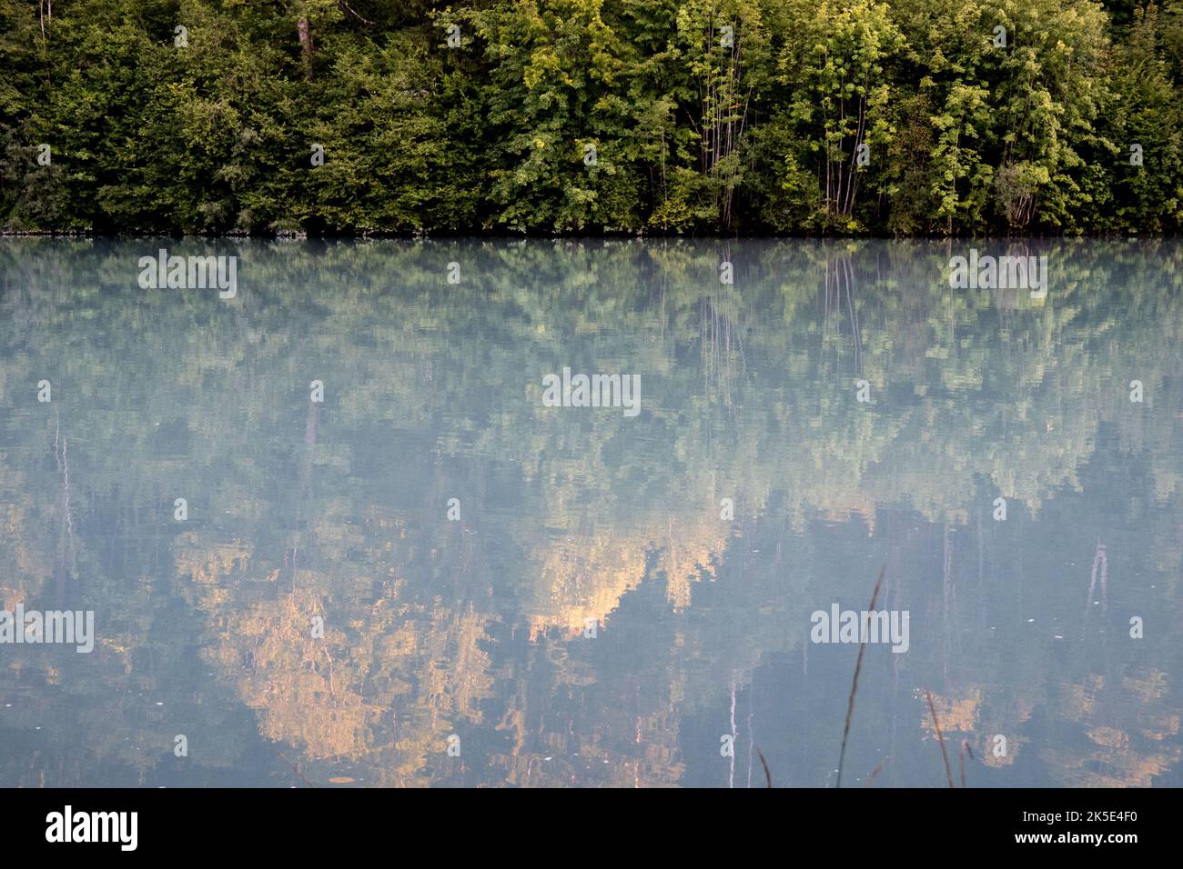 Les couleurs du début de l'automne se reflètent dans une crique laiteuse turquoise alimentée par un glacier près de Füssen, en Bavière, en Allemagne Banque D'Images