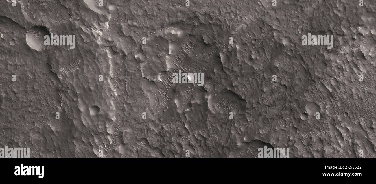 Paysage martien. Cette image HiRISE montre des formes terrestres à la surface de Mars. Hydroxyde d'aluminium sur un fond de cratère dans la région de Sirenum l'hydroxyde d'aluminium (également connu sous le nom de gibbsite minéral) est visible avec l'instrument CRISM (un spectromètre). Prise de 259 km au-dessus de la surface; terrain montré à moins de 5 km de haut en bas; nord est à droite. Une version optimisée unique des images de la NASA. Crédit: NASA/JPL/UArizona Banque D'Images