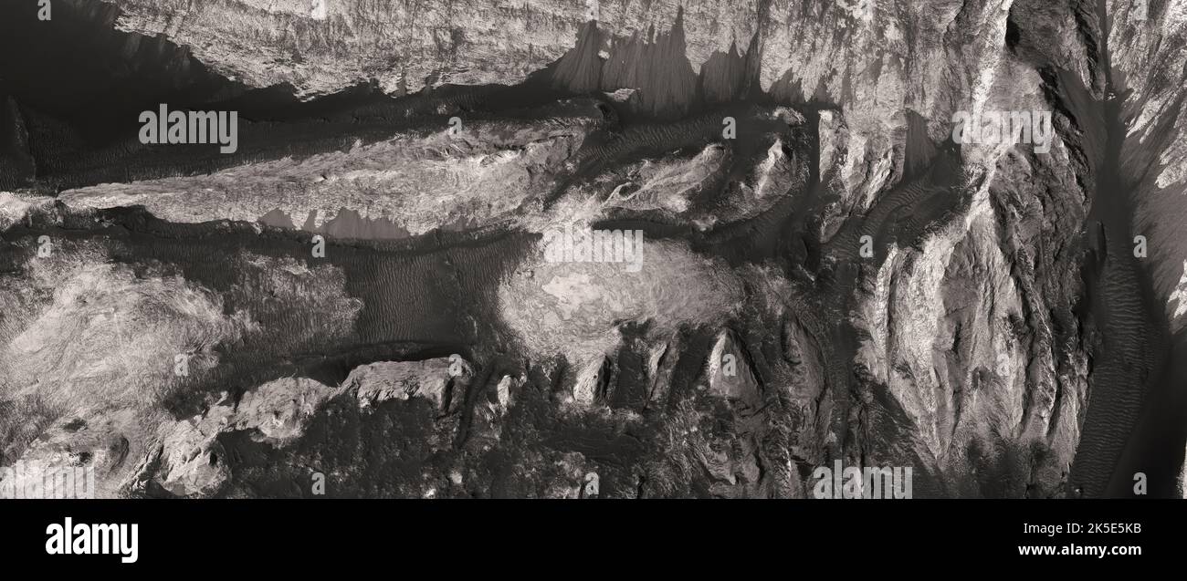 Paysage martien. Cette image HiRISE montre des formes terrestres à la surface de Mars. Gange Mensa, Mars. Ganges Mensa est une mesa et un dépôt intérieur à plusieurs niveaux dans Ganges Chasma, l'une des vallées périphériques de Valles Marineris sur Mars. La mesa s'élève à 4 kilomètres de l'étage de Ganges Chasma. Une version optimisée unique des images de la NASA. Crédit: NASA/JPL/UArizona Banque D'Images
