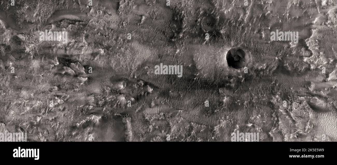 Paysage martien. Cette image HiRISE montre les formes de terrain dans la région majeure de Syrtis de Mars. Les données du CRISM montrent une présence minérale intéressante ici, y compris le carbonate, l'olivine et la serpentine. L'objectif des scientifiques est d'utiliser des images haute résolution pour trouver une relation stratigraphique entre ces trois types d'unités à support minéral.l'image montre un terrain à moins de 5 km (3 mi). Une version optimisée unique des images de la NASA. Crédit: NASA/JPL/UArizona Banque D'Images