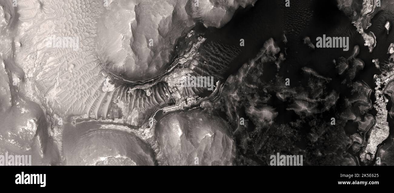 Paysage martien. Cette image HiRISE montre les formes de terrain à la surface des dépôts de Mars.Light-tonicité dans Noctis Labyrinthus. Les observations du CRISM de cette région de la formation de Noctis Labyrinthus ont montré des indications de sulfates ferratrices et de minéraux phyllosilicate (argile). (Le CRISM est un autre instrument sur l'Orbitateur de reconnaissance Mars.) L'image se trouve à moins de 5 km (3 mi) et à 253 km (157 mi) au-dessus de la surface. Une version optimisée unique des images de la NASA. Crédit: NASA/JPL/UArizona Banque D'Images