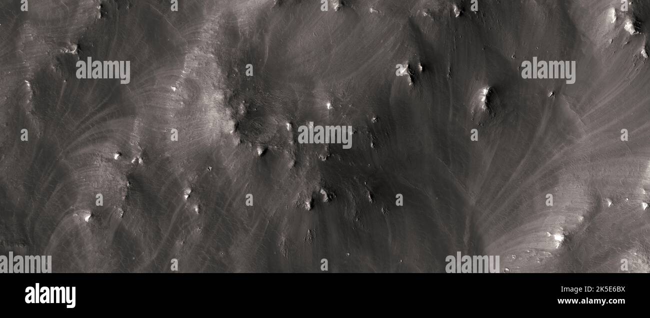 Paysage martien. Cette image HiRISE montre des hautes terres striées, probablement le résultat de ce qui est appelé « perte de masse » quand le matériau plus haut s'effondre et coule vers le bas. Claritas Rupes s'étend vers le sud à partir du bord ouest de Noctis Labyrinthus et divise les flux volcaniques de Deadalia Planum et Solis Planum. Cette région a également d'autres caractéristiques géologiques intéressantes, telles que des fractures et un graben, qui est un bloc de terre déprimé bordé par des failles parallèles. L'image montre un terrain à moins de 5 km (3 mi). Une version optimisée unique des images de la NASA. Crédit: NASA/JPL/UArizona Banque D'Images