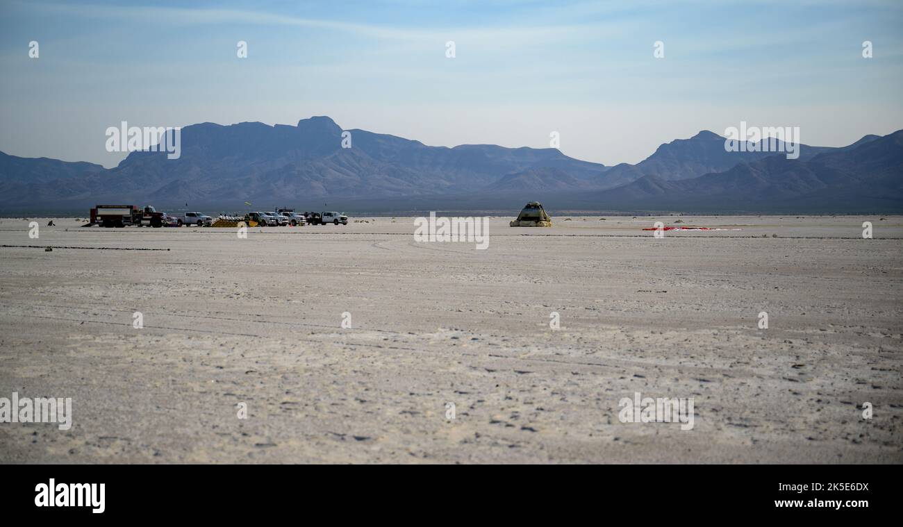 Boeing et les équipes de la NASA arrivent au vaisseau spatial Boeing CST-100 Starliner après avoir atterri dans le port spatial de la chaîne de tir de missiles de White Sands, mercredi, à 25 mai 2022, au Nouveau-Mexique. L'essai orbital Flight Test-2 (OFT-2) de Boeing est le deuxième essai en vol sans équipage de Starliner à la Station spatiale internationale dans le cadre du programme commercial Crew de la NASA. OFT-2 sert de test de bout en bout des capacités du système. Banque D'Images