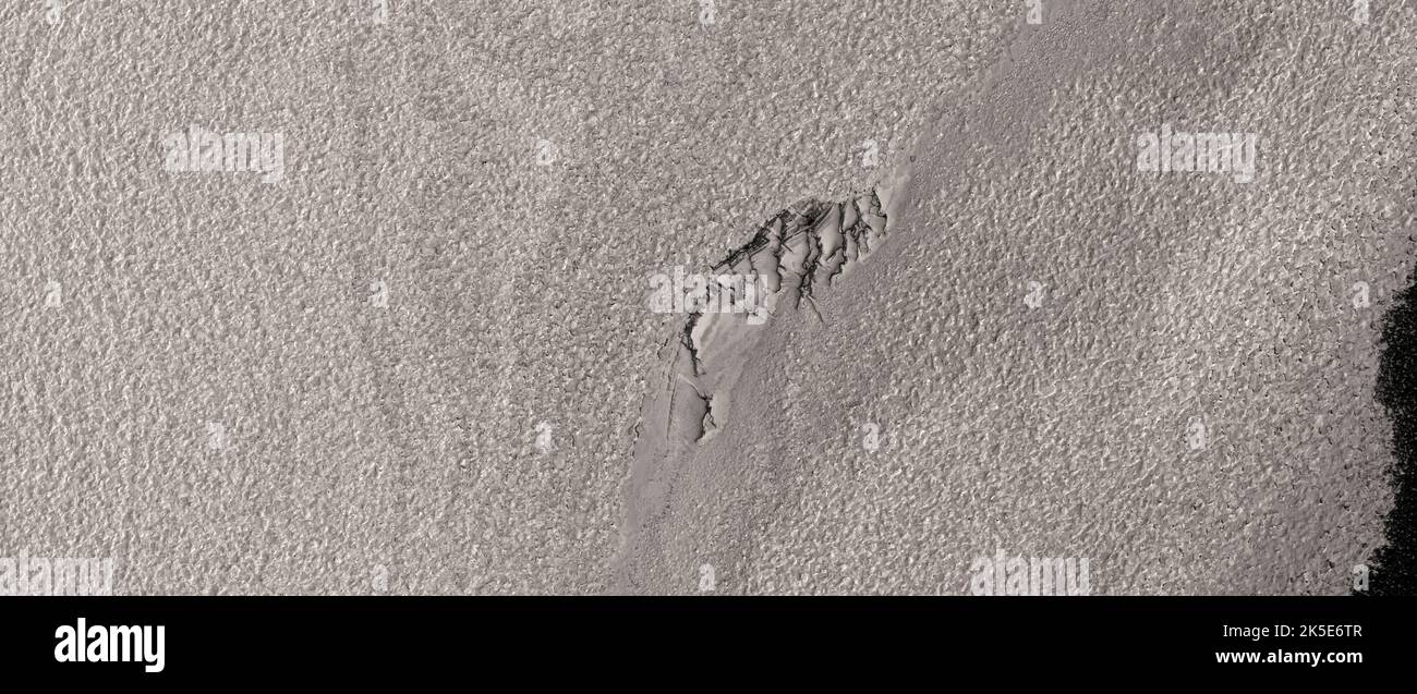 Paysage martien. Cette image HiRISE montre une grande butte de glace située dans le cratère de Louth. À 70 degrés au nord, il s'agit du dépôt permanent de glace d'eau de latitude la plus basse sur Mars.les détails de la butte et des parties non glacées du plancher du cratère sont évidents. La butte est caractérisée par des textures rugueuses et des couches semblables à des caractéristiques observées sur les dépôts à couches polaires du nord près du pôle Nord martien. Dans la partie sud-est du monticule, des crêtes sinueuses sombres sont apparentes. Une version optimisée unique des images de la NASA. Crédit: NASA/JPL/UArizona Banque D'Images