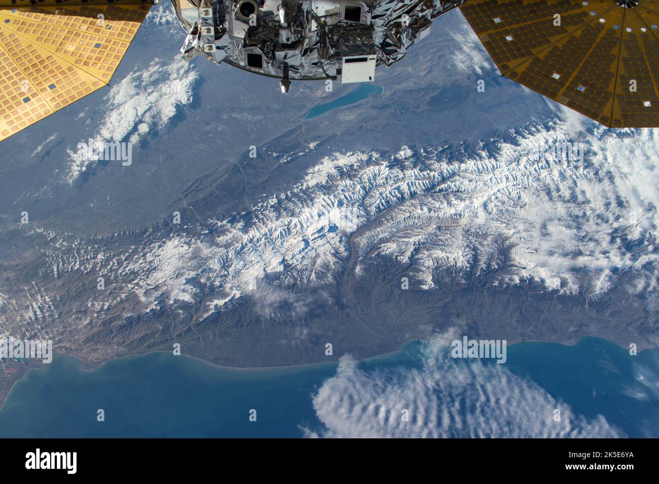 Une observation de la Terre prise de la Station spatiale internationale pendant une journée. Le vaisseau spatial Cygnus, qui est arrivé le 9 décembre 2015, transportant des marchandises scientifiques et autres, est également en vue. Une version unique d'une image originale de la NASA. Crédit: NASA Banque D'Images