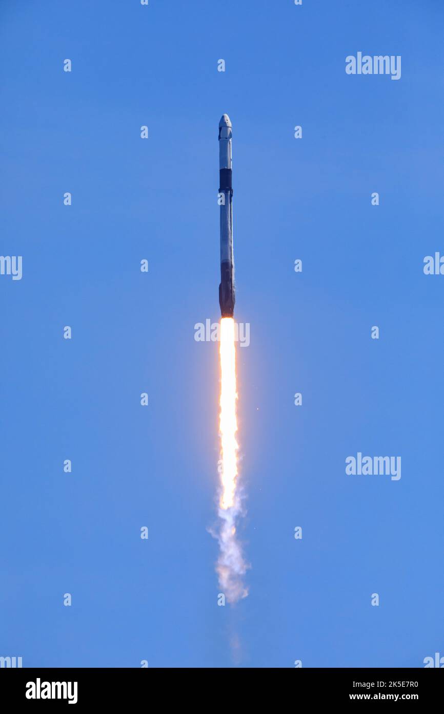 Une fusée SpaceX Falcon 9, transportant le vaisseau spatial Crew Dragon de la société, s'élance dans le ciel depuis le complexe de lancement 39A au Kennedy Space Center de la NASA en Floride à 11 h 17 HNE sur 8 avril 2022, sur la mission Axiom 1 (axe-1). Le commandant de mission Michael López-Alegría, de l'Espagne et des États-Unis, le pilote Larry Connor, des États-Unis, et les spécialistes de mission Eytan Stibbe, d'Israël, et Mark Pathy, du Canada, sont à bord du vol vers la Station spatiale internationale. La mission axe-1 est la première mission d'astronaute privé à la station spatiale. Banque D'Images