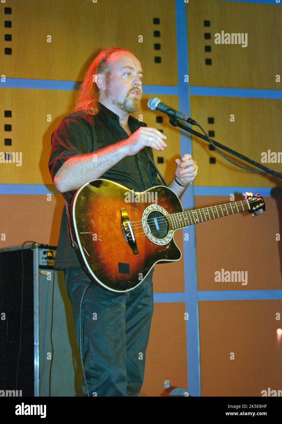 Le comédien anglais Bill Bailey se produit lors d'une manifestation privée lors de la British Music Fair, Londres, en 1998. Banque D'Images