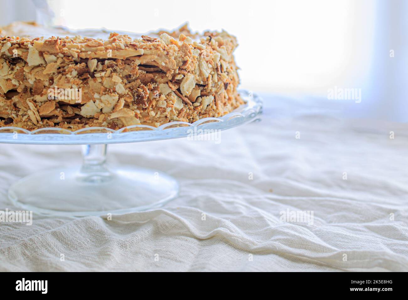 gâteau napoléon, rond entier avec crème caramel sur fond blanc. espace copie. Banque D'Images