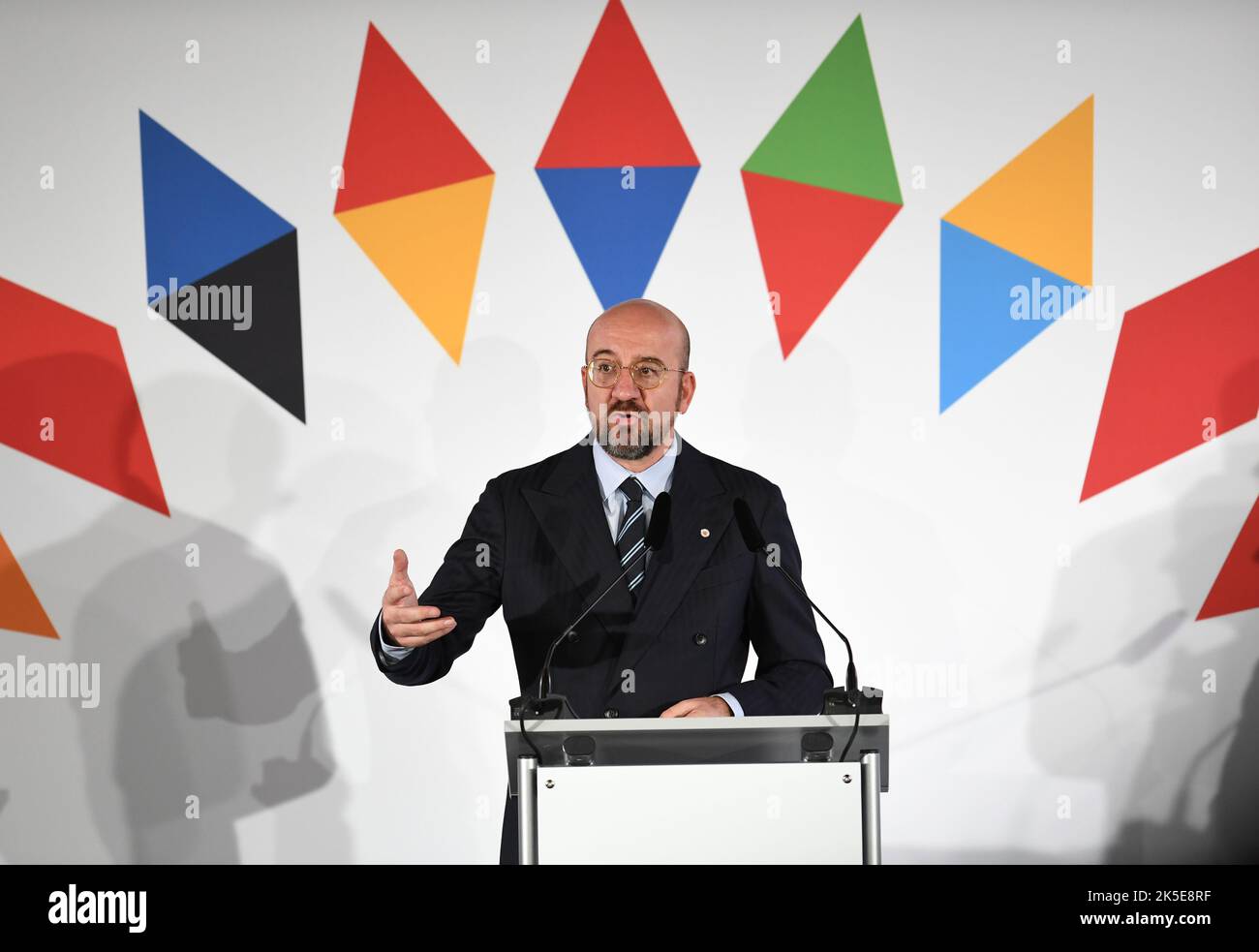 Prague, République tchèque. 7th octobre 2022. Le président du Conseil européen Charles Michel assiste à une conférence de presse après un sommet informel de l'Union européenne (UE) à Prague, en République tchèque, le 7 octobre 2022. Les dirigeants de l'Union européenne (UE) ont déclaré vendredi lors d'un sommet informel ici qu'ils travaillent encore sur des politiques énergétiques coordonnées pour les États membres du bloc afin de faire face à la crise énergétique qui affecte les familles et les entreprises. Credit: Lian Yi/Xinhua/Alay Live News Banque D'Images