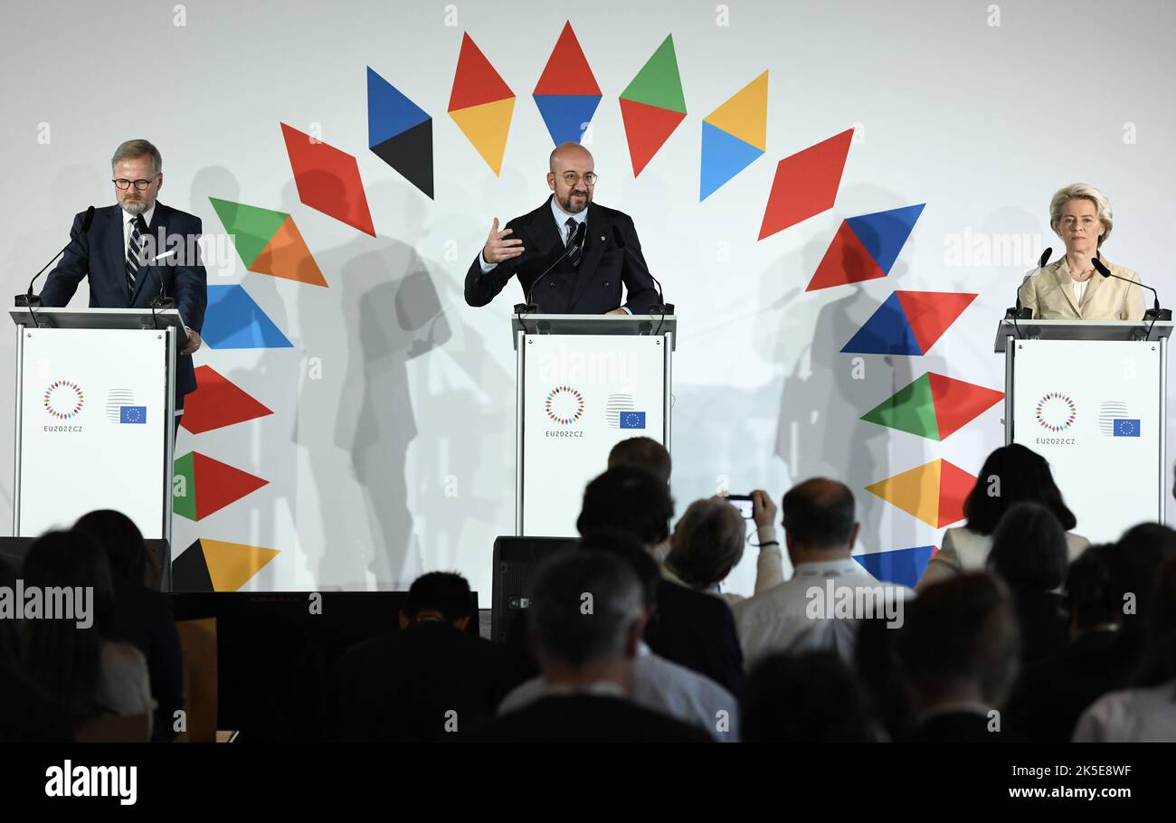 Prague, République tchèque. 7th octobre 2022. Le Premier ministre tchèque Petr Fiala, le président du Conseil européen Charles Michel et le président de la Commission européenne Ursula von der Leyen (de L à R, à l'arrière) assistent à une conférence de presse après un sommet informel de l'Union européenne (UE) à Prague, en République tchèque, le 7 octobre 2022. Les dirigeants de l'Union européenne (UE) ont déclaré vendredi lors d'un sommet informel ici qu'ils travaillent encore sur des politiques énergétiques coordonnées pour les États membres du bloc afin de faire face à la crise énergétique qui affecte les familles et les entreprises. Credit: Lian Yi/Xinhua/Alay Live News Banque D'Images