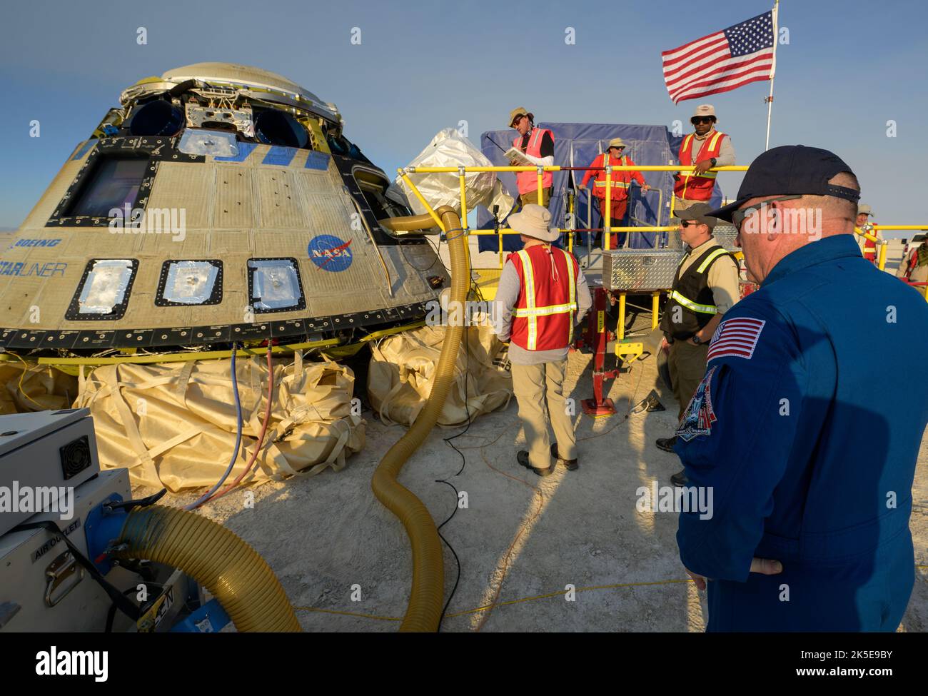 L’astronaute de la NASA Butch Wilmore, à droite, observe les équipes qui travaillent autour de l’engin spatial Boeing CST-100 Starliner après son atterrissage au port spatial de la chaîne de tir de missiles White Sands, mercredi, à 25 mai 2022, au Nouveau-Mexique. L'essai orbital Flight Test-2 (OFT-2) de Boeing est le deuxième essai en vol sans équipage de Starliner à la Station spatiale internationale dans le cadre du programme commercial Crew de la NASA. OFT-2 sert de test de bout en bout des capacités du système. Banque D'Images