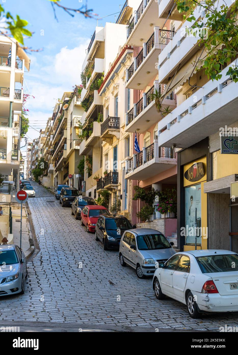 Athènes, Grèce - 7 mai 2018 : rue du Pirée, vue verticale de la voiture garée, des bâtiments, du ciel et de la route de la ville en été. Thème de ville de montagne, cultu Banque D'Images