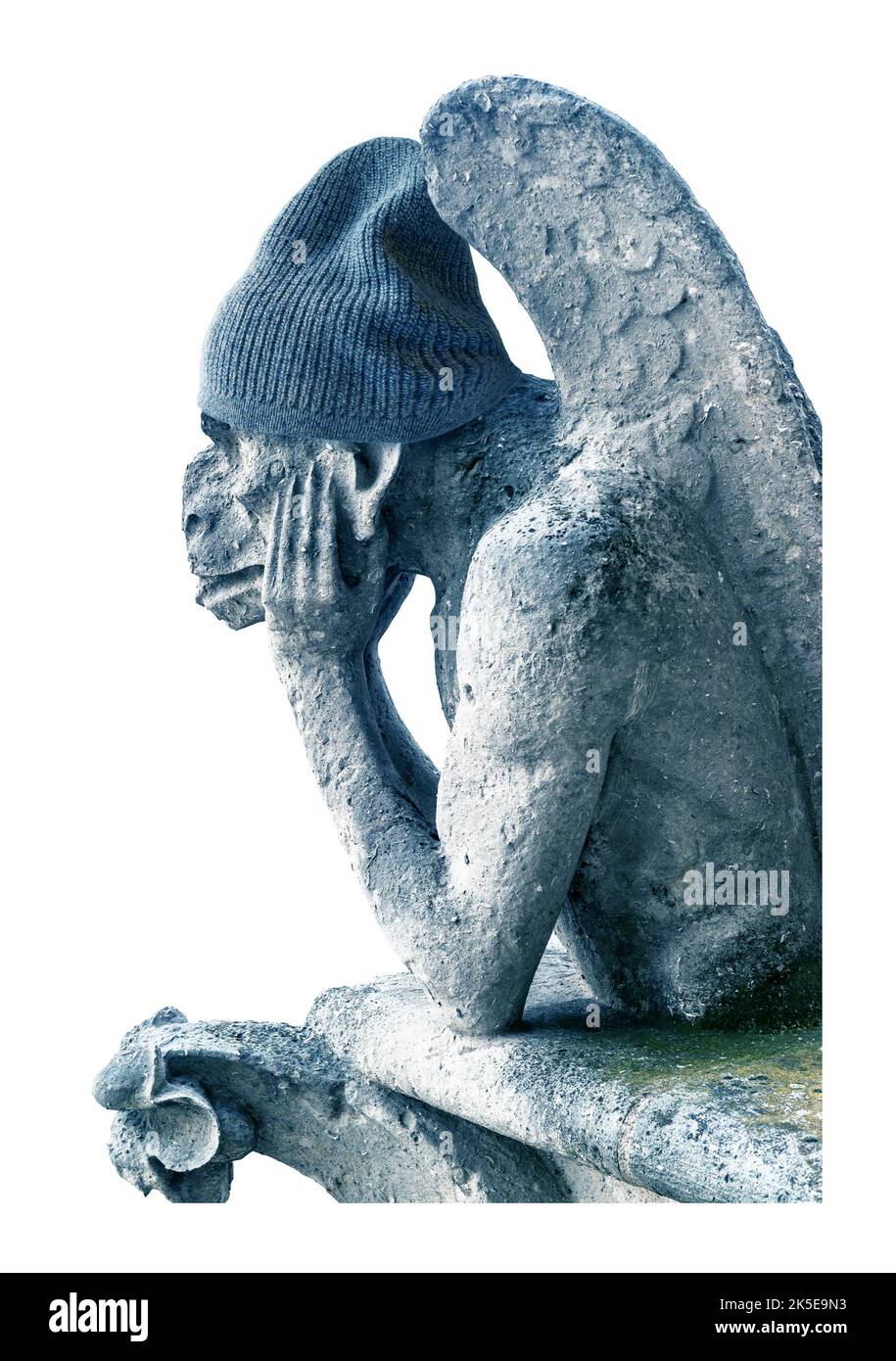 Gargoyle se sentant froid isolé sur fond blanc, Paris, France. Statue de gargouille drôle (chimera) en chapeau tricoté d'hiver. Concept de gaz coûteux et Banque D'Images