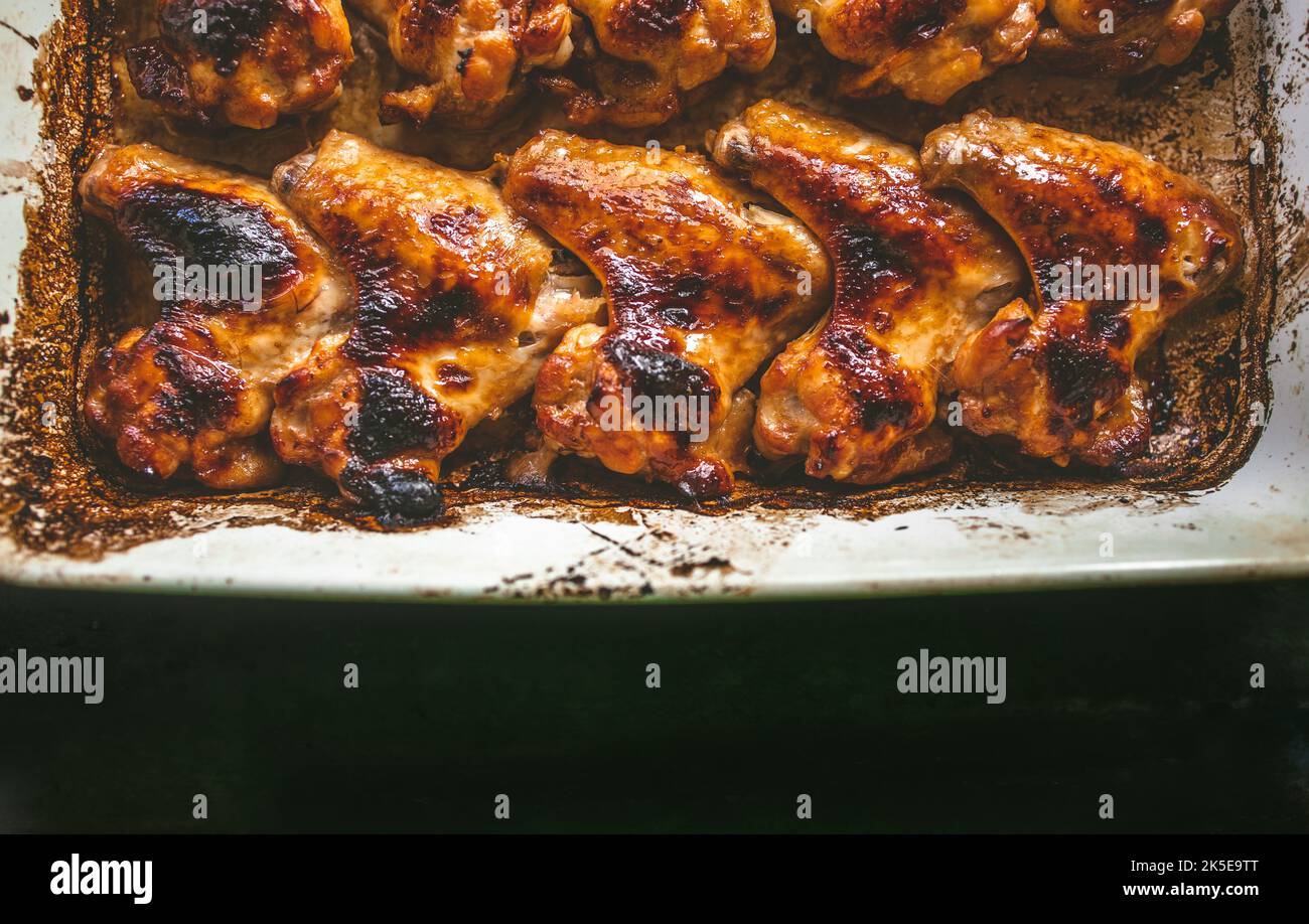 appétissant ailes de poulet cuites dans une plaque de cuisson, vue de dessus. Banque D'Images