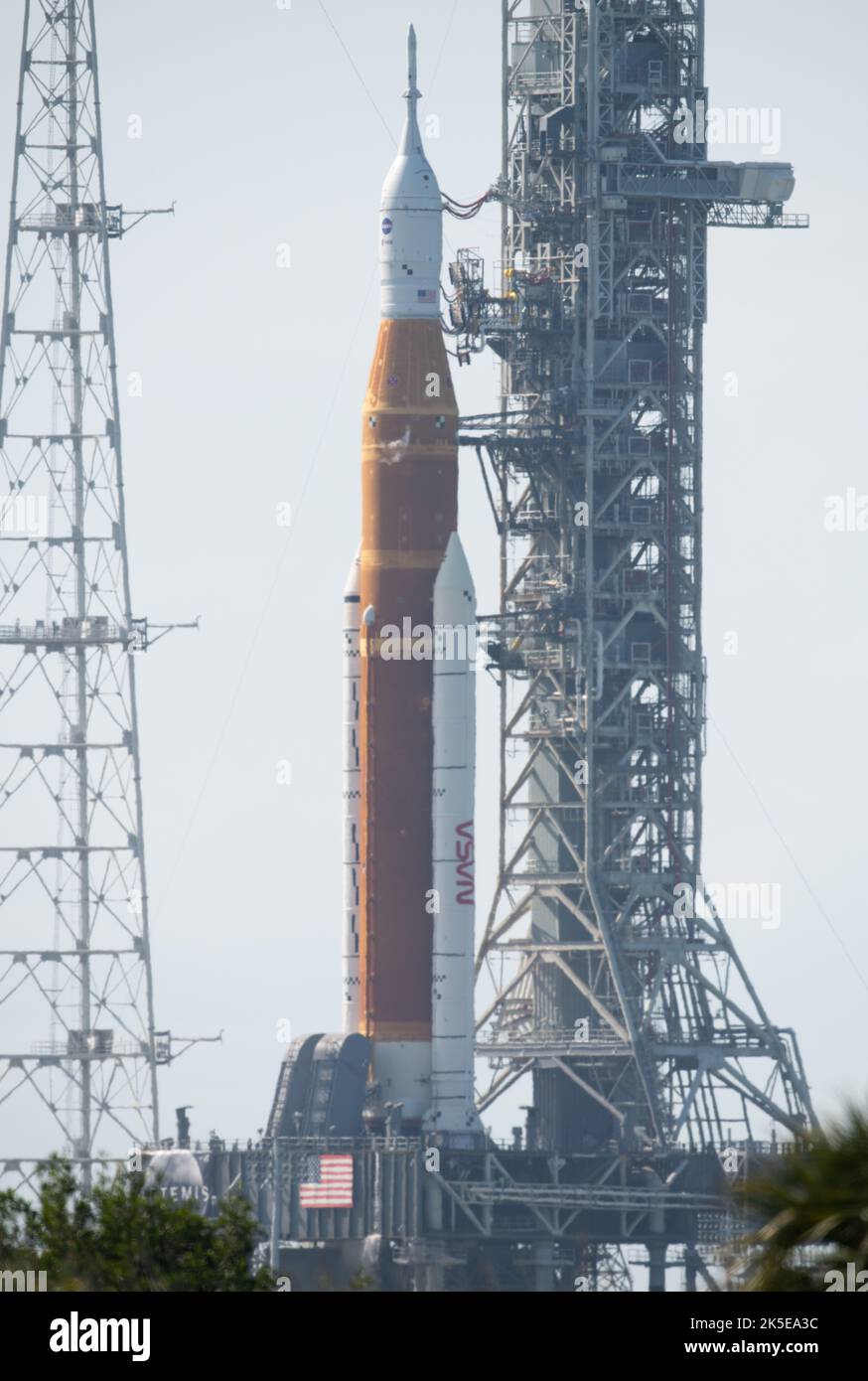 La fusée SLS avec le vaisseau spatial Orion est positionnée sur un lanceur mobile au Launch Complex 39B pour Artemis I. la répétition de l'habillage humide teste le chargement de propergols cryogéniques, les procédures de compte à rebours et les opérations de chars avant la mission. Banque D'Images
