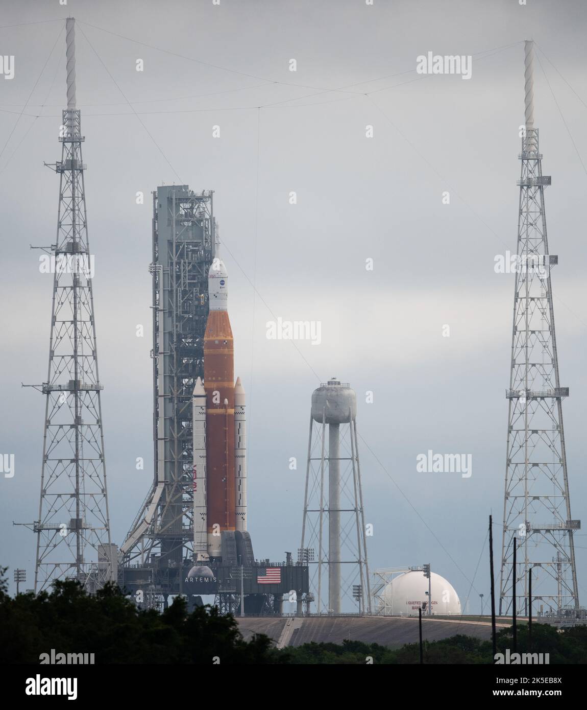 La fusée SLS avec le vaisseau spatial Orion est mise en scène pour la répétition de vêtements humides Artemis I au sommet d'un lanceur mobile au Launch Complex 39B, Kennedy Space Center, Floride, le 3 avril 2022. Banque D'Images