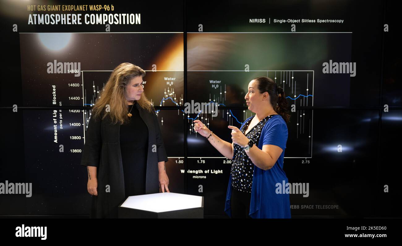 NASA James Webb Spécialiste de projet adjoint du télescope spatial pour la science de l'exoplanète Knickole Colón parle des mesures de l'exoplanète WASP-96 b prises par l'imageur proche infrarouge et le spectrographe sans litière tel qu'il est montré à l'écran lors d'une émission de diffusion des premières images en couleur du télescope, mardi, 12 juillet 2022, Au Goddard Space Flight Centre de la NASA à Greenbelt, en Maryland. Les premières images en couleur et données spectroscopiques du télescope spatial James Webb, un partenariat avec l'ESA (Agence spatiale européenne) et l'Agence spatiale canadienne (ASC), sont une démonstration de la puissance de Webb AS Th Banque D'Images