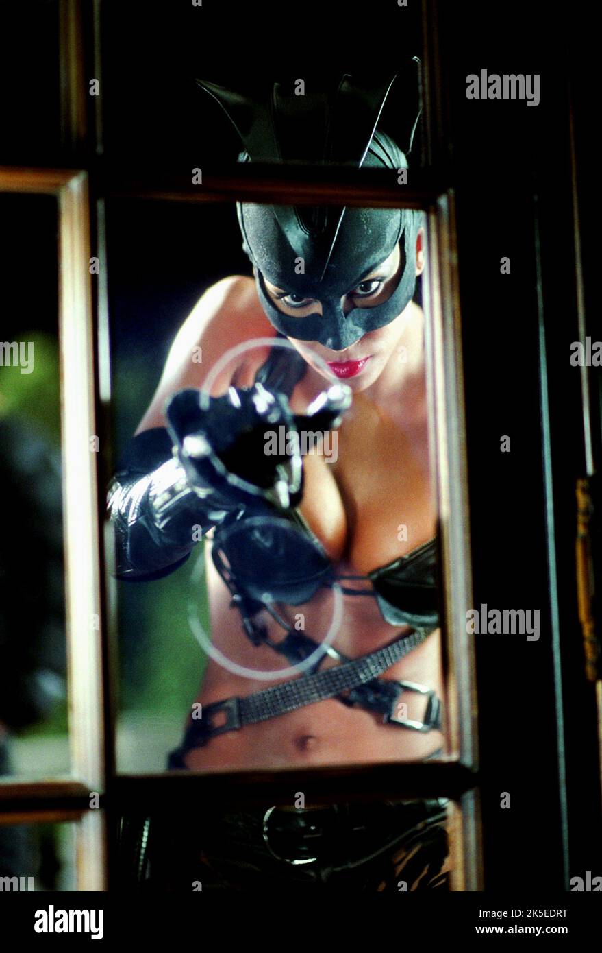 HALLE BERRY, Catwoman, 2004 Banque D'Images