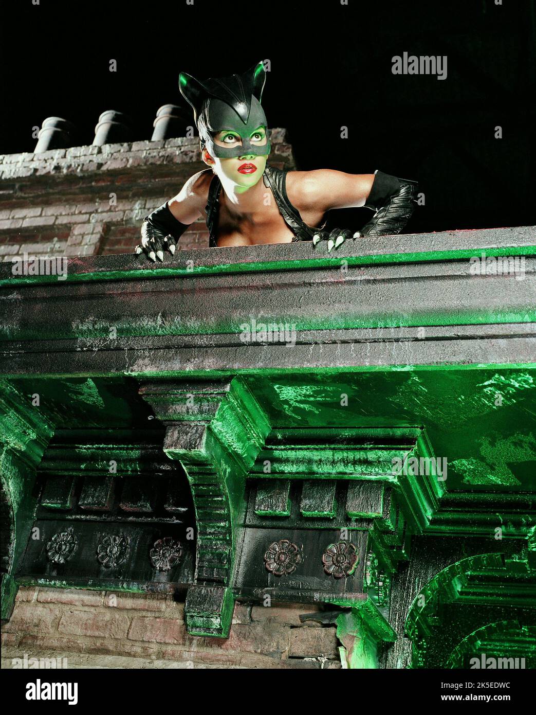 HALLE BERRY, Catwoman, 2004 Banque D'Images
