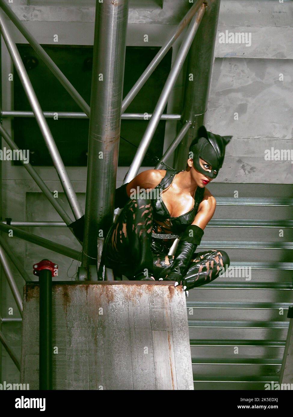 HALLE BERRY, Catwoman, 2004 Banque D'Images