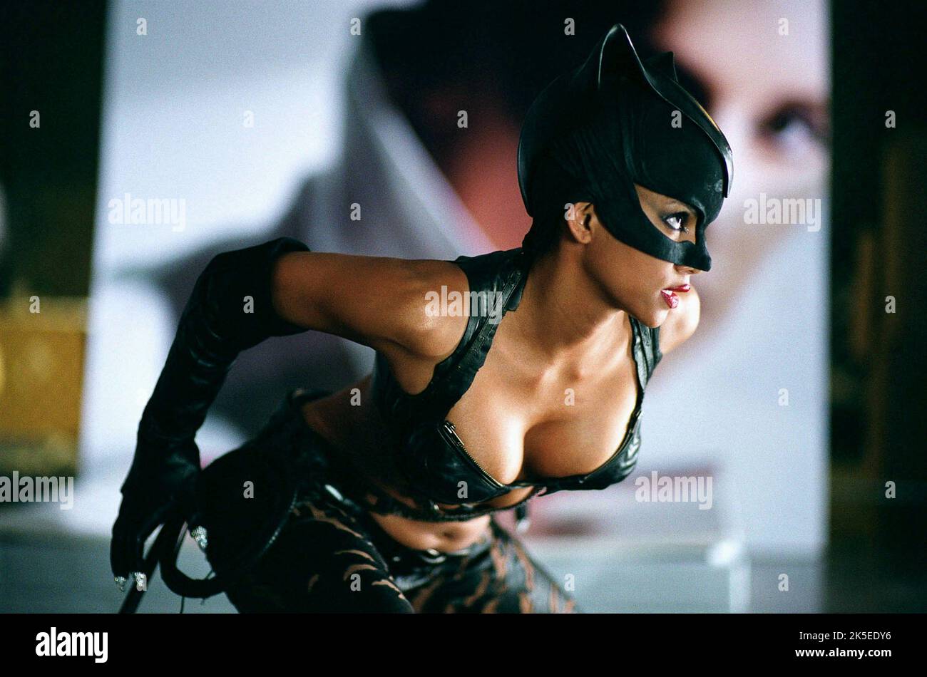 HALLE BERRY, Catwoman, 2004 Banque D'Images